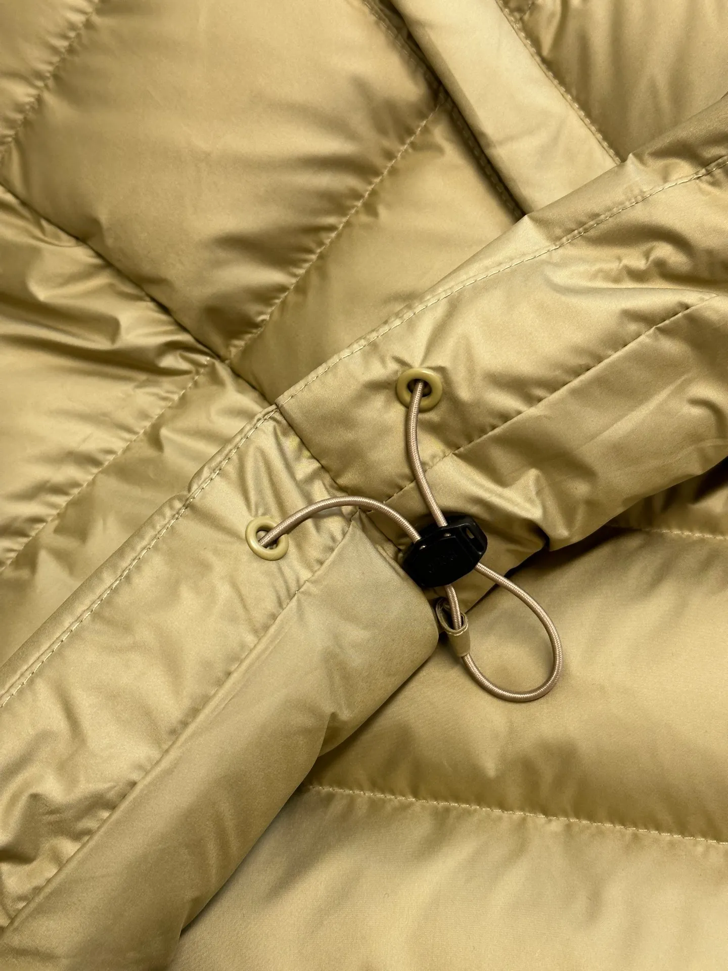 P890 Ralph Lauren lightweight down jacket. The nylon fabric has good windproof and waterproof properties, which can effectively block the intrusion of wind and rain from the outside and keep the inside dry. It is suitable for wearing in humid or rainy environments. The red label on the chest is made with an imported MECLO embroidery machine. The original pattern is scanned first, and then high-quality silk thread is used to make a pattern. The density effect is adjusted by continuous pattern making.  The zipper design is simple and elegant, easy to operate, and the closing design of the cuffs and hem effectively prevents cold wind from invading, improving the warmth and comfort of wearing. It uses 90 white duck down with a weight of 260g to ensure excellent thermal insulation performance. After strict screening and processing, the velvet is not easy to drill, ensuring durability. size: s m l xl